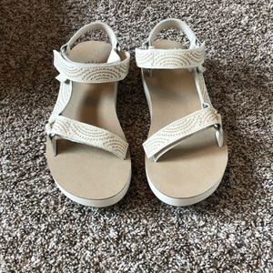 Women’s midform geometric tevas size 8
